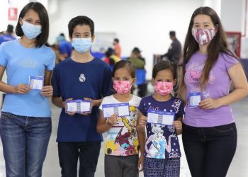 Ambas son maestras y recibieron su tercera dosis este lunes: hermanas Fátima y Jazmín Valle exhortan a salvadoreños a vacunarse