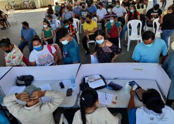 Miles de salvadoreños obtienen su primera dosis de vacuna anti-COVID gracias a la vacunación móvil a escala nacional