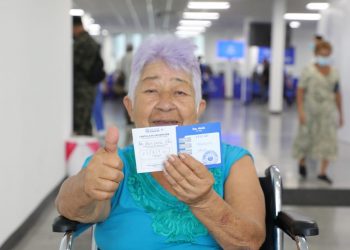 La famosa salvadoreña, niña Lilian, recibió su tercera dosis contra la COVID-19