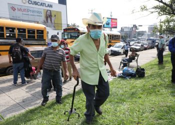 FOTOS| Manifestación paraliza el tráfico vehicular en la plaza Salvador del Mundo