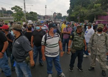 FOTOS| Manifestación paraliza el tráfico vehicular en la plaza Salvador del Mundo