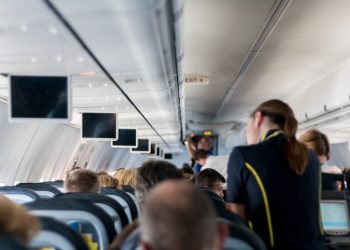 Aerolínea brasileña deberá pagar maquillaje y depilación a sus azafatas