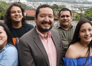 Obra de la escritora salvadoreña, Claudia Lars, debutará en Netflix