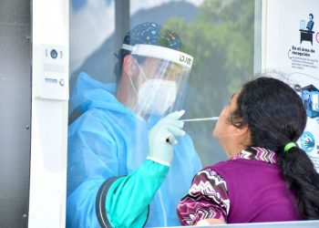 Toman pruebas PCR para detectar COVID-19 en Sacacoyo