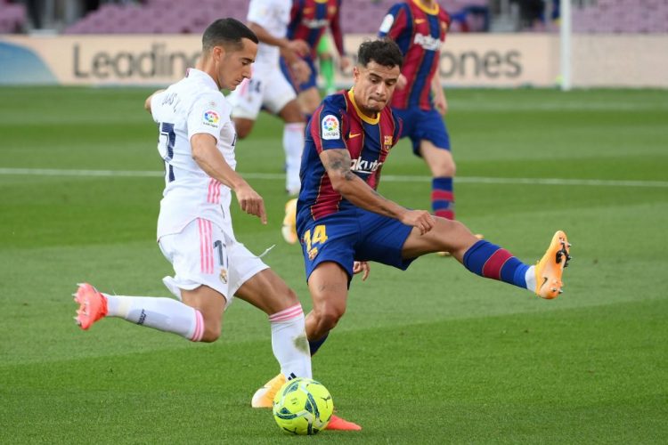 El delantero español del Real Madrid Lucas Vázquez (L) desafía al mediocampista brasileño del Barcelona Philippe Coutinho durante el partido de fútbol de la Liga española entre Barcelona y Real Madrid en el estadio Camp Nou de Barcelona el 24 de octubre de 2020. (Photo by LLUIS GENE / AFP)