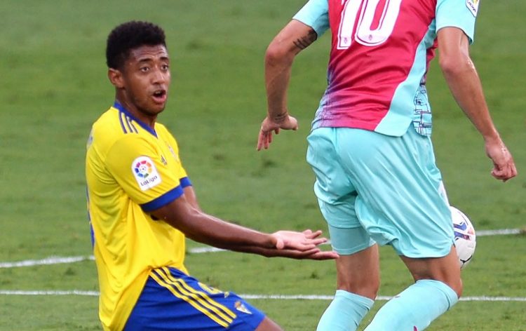 El delantero hondureño de Cádiz Anthony Lozano (L) gesticula mientras compite con el mediocampista español del Villarreal Vicente Iborra durante el partido de fútbol de la Liga española entre Cádiz y Villarreal en el estadio Ramón de Carranza. (Photo by CRISTINA QUICLER / AFP)