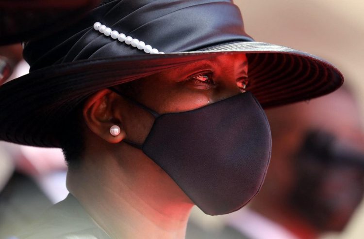 Martine Moïse llora durante el funeral de su esposo, asesinado por el presidente haitiano Jovenel Moïse, el 23 de julio de 2021, en Cap-Haitien, Haití, la principal ciudad de su región natal del norte. FOTO / AFP