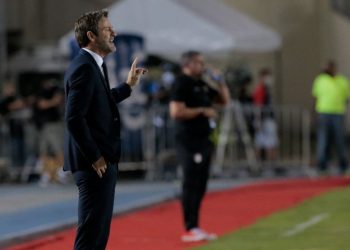 Thomas Christiansen, técnico de Panamá, carga contra la grama del estadio Cuscatlán: «Es muy alta»