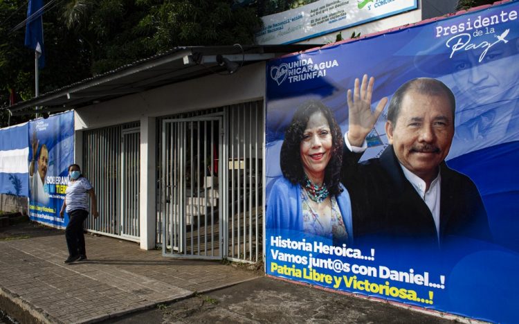 Un hombre pasa junto a una pancarta que promueve la candidatura del presidente de Nicaragua Daniel Ortega y su esposa y compañera de fórmula Rosario Murillo, en Managua el 24 de septiembre de 2021. FOTO / AFP