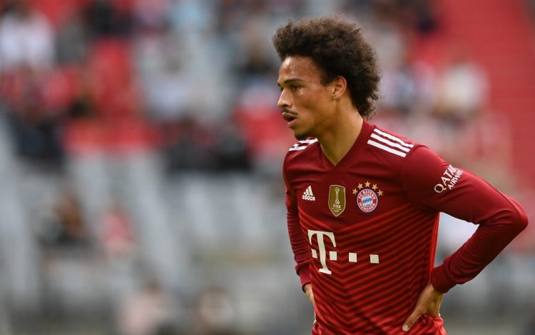 El centrocampista del Bayern de Múnich, Leroy Sane, reacciona durante el partido de fútbol de la Bundesliga de primera división alemana entre el FC Bayern de Múnich y el Eintracht Frankfurt. (Photo by Christof STACHE / AFP)