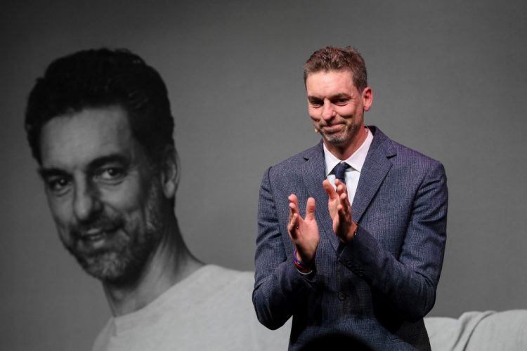 El jugador español Pau Gasol Saez asiste a una rueda de prensa para anunciar su retirada, en el Gran Teatre del Liceu de Barcelona, el 5 de octubre de 2021. FOTO / AFP