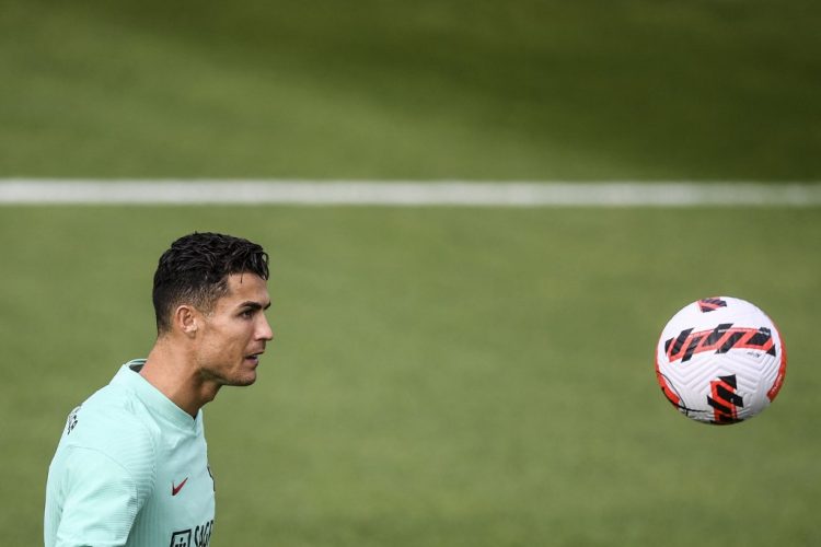El delantero de la selección de fútbol de Portugal, Cristiano Ronaldo, mira el balón mientras asiste a una sesión de entrenamiento en el campo de entrenamiento de la Cidade do Futebol en Oeiras, en las afueras de Lisboa, el 5 de octubre de 2021, antes de su partido amistoso contra Qatar el 9 de octubre. FOTO / AFP