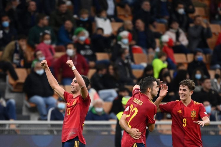 El delantero español Ferran Torres celebra con sus compañeros tras marcar un gol durante la semifinal de la Liga de Naciones de la UEFA entre Italia y España en el estadio San Siro. (Photo by FRANCK FIFE / AFP)