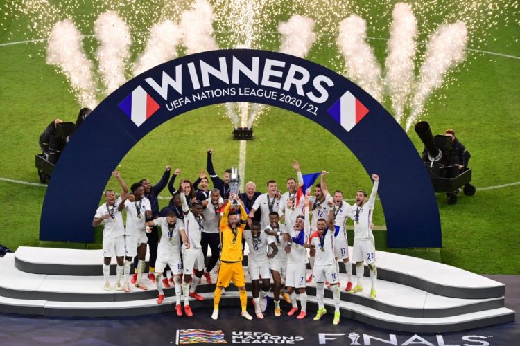 Los jugadores franceses celebran con el trofeo al finalizar la final de la Liga de Naciones entre España y Francia en el estadio San Siro de Milán. (Photo by MIGUEL MEDINA / POOL / AFP)
