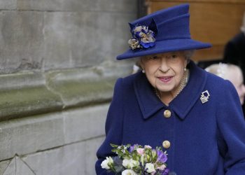 La reina Isabel II fue vista en público con un bastón