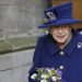 La reina Isabel II fue vista en público con un bastón