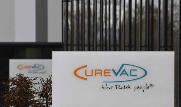 En esta foto de archivo tomada el 15 de diciembre de 2020, el logotipo de la empresa biofarmacéutica CureVac se muestra frente a la sede de la empresa en Tuebingen, en el sur de Alemania. FOTO / AFP