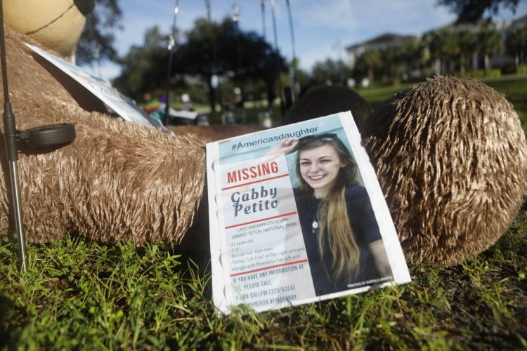 En esta foto de archivo tomada el 20 de septiembre de 2021, un memorial improvisado dedicado a la desaparecida Gabby Petito se encuentra cerca del Ayuntamiento en North Port, Florida. FOTO / AFP