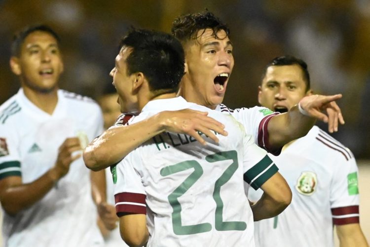 El mexicano Héctor Moreno (C-R) celebra tras anotar contra El Salvador durante el partido de fútbol clasificatorio de la Concacaf para la Copa Mundial de Catar. (Photo by MARVIN RECINOS / AFP)