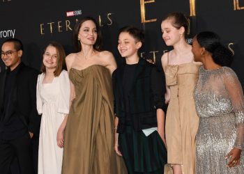 Con ropa reciclada y reutilizada: Angelina Jolie posa junto a sus hijos en el estreno de «Eternals»