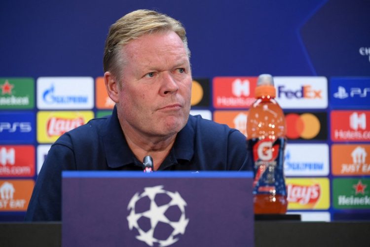 El entrenador holandés del Barcelona, Ronald Koeman, se dirige a una conferencia de prensa en Barcelona el 19 de octubre de 2021, en vísperas de su partido de fútbol del Grupo E de la primera ronda de la UEFA Champions League contra el Dynamo de Kiev.