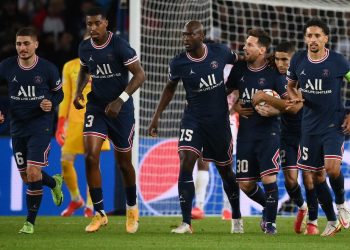 Un doblete de Messi permite al PSG remontar al Leipzig en Champions