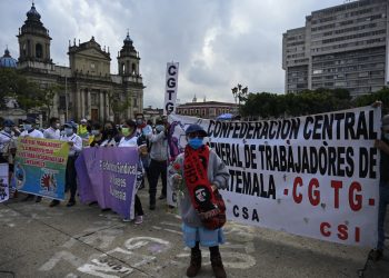 Policía desaloja con gases protesta indígena contra minera suiza en Guatemala