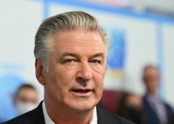 Alec Baldwin dispara con arma de utilería y mata a mujer  durante el rodaje de una película en Nuevo México