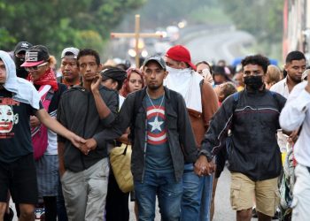 Migrantes desafían lluvia y sol y siguen hacia EE. UU. desde el sur de México