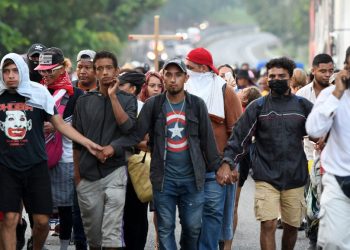 Caravana migrante avanza por tercer día consecutivo en el sur de México