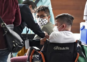 Ciudad de México inicia vacunación contra covid-19 de menores de 12 a 17 años con enfermedades crónicas