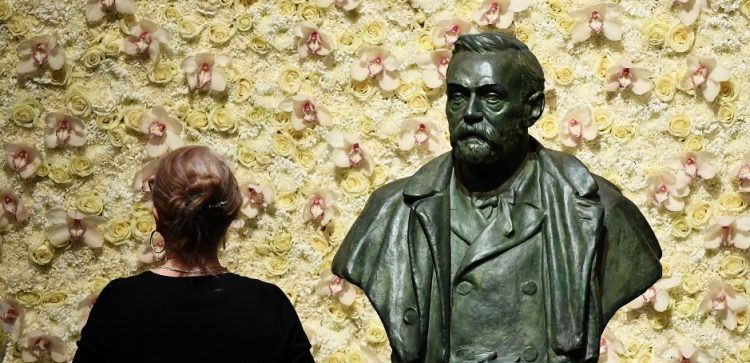 En esta foto de archivo tomada el 10 de diciembre de 2019, un visitante se para frente a un busto del fundador del Premio Nobel, Alfred Nobel, antes de la ceremonia de entrega de los premios Nobel en la Sala de Conciertos de Estocolmo, Suecia. FOTO / AFP