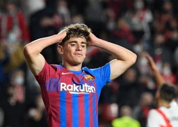 Barcelona cae en Vallecas y agrava su crisis en el fútbol español