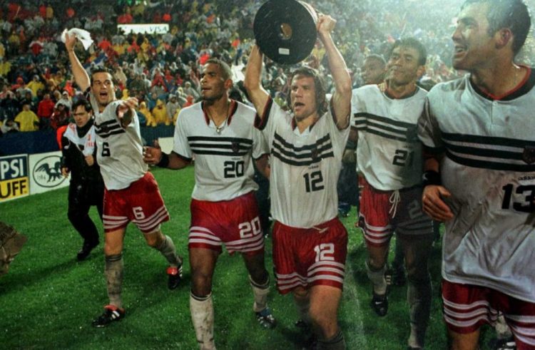 Jugadores del DC United (de izquierda a derecha) John Harkes, Tony Sanneh, Jeff Agoos, Raul Diaz Arce (#21) y Shawn Medved celebrando su victoria sobre Los Angeles Galaxy durante el partido inaugural del campeonato de la Major League Soccer de 1996. AFP PHOTO Harry S. CAHILL (Photo by Harry S.CAHILL / AFP)