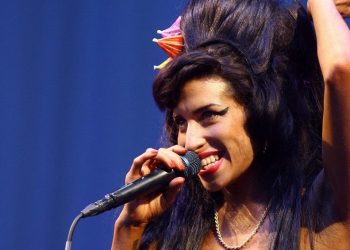 Ropa y objetos de Amy Winehouse salen a subasta por $2 millones
