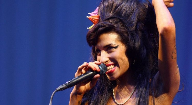 Ropa y objetos de Amy Winehouse salen a subasta por $2 millones. FOTO / AFP.