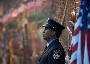 Nueva York obliga a policía y bomberos a vacunarse contra covid-19