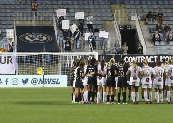 Jugadoras detienen partido de fútbol en EE. UU. en protesta por abusos sexuales en la Liga