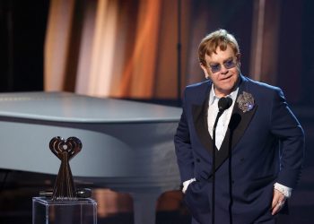 Elton John quiere seguir en el mundo de la música, pero rodeado de jóvenes