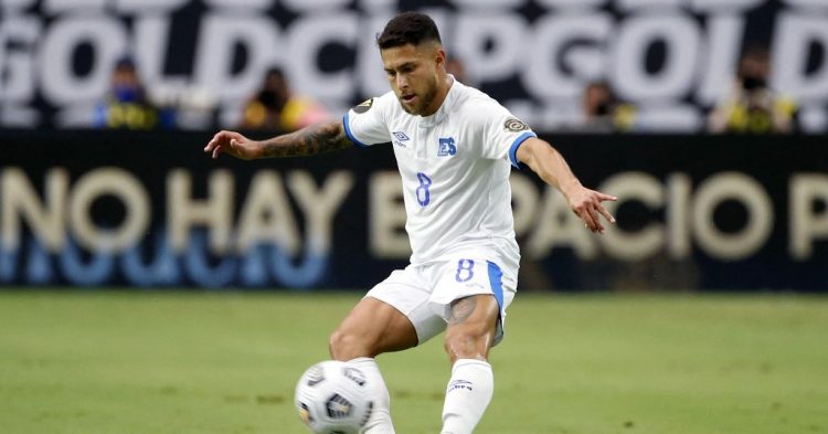 El delantero Joshua Perez # 8 de El Salvador juega el balón contra Qatar durante la primera mitad del partido de cuartos de final de la Copa Oro.   Ralph Freso/Getty Images/AFP (Photo by Ralph Freso / GETTY IMAGES NORTH AMERICA / Getty Images via AFP)