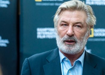 Retrasan estreno de documental narrado por Alec Baldwin tras disparo mortal