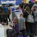 Por tercer día consecutivo, Southwest Airlines cancela cientos de vuelos más