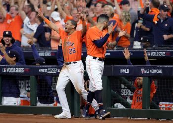 Astros vencen a Bravos y nivelan la Serie Mundial a un triunfo por bando