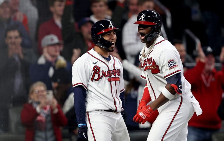 Jorge Soler # 12 de los Bravos de Atlanta es felicitado por Eddie Rosario # 8 después de conectar un jonrón en solitario contra los Astros de Houston durante la séptima entrada en el Juego Cuatro de la Serie Mundial en Truist Park.   Elsa/Getty Images/AFP (Photo by ELSA / GETTY IMAGES NORTH AMERICA / Getty Images via AFP)