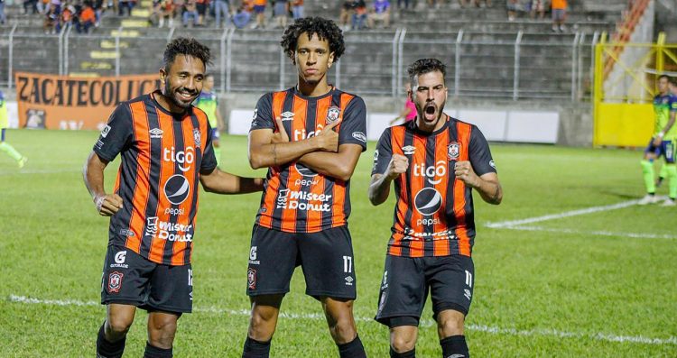 El Águila recibe esta noche al Chalatenango. Foto: Club Deportivo Águila