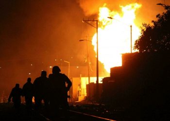 Explosión de ducto de combustible deja un muerto y 15 heridos en México