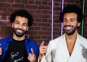 Mohamed Salah, estrella del Liverpool, posa junto a su «bendición» en el museo Madame Tussauds