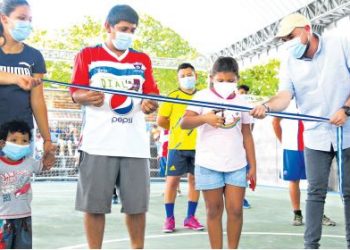 Inauguran cancha en la colonia El Milagro 2, en Usulután