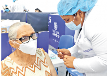 La tercera dosis aumenta hasta 10 veces la efectividad contra el virus
