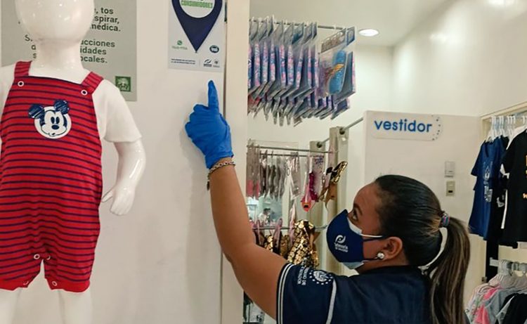 En la primera 
fase se 
colocaron 167 
calcomanías en 
establecimientos 
de bienes y 
servicios. Foto / Diario El Salvador.